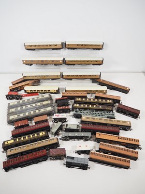 Lot 105 - Unboxed OO gauge rolling stock by various...