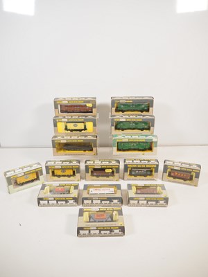 Lot 133 - Mixed group of OO gauge WRENN wagons - VG in...