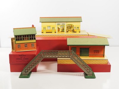 Lot 146 - HORNBY O gauge boxed buildings comprising a No....