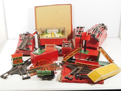 Lot 147 - Large quantity of O gauge boxed and unboxed...