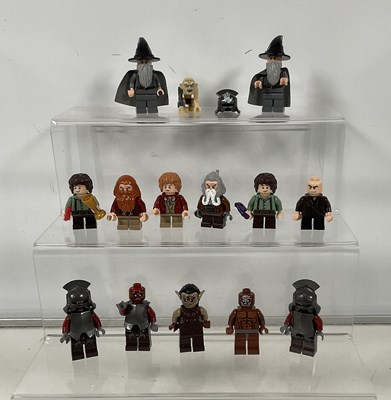 Lot 166 - LEGO: LORD OF THE RINGS / HOBBIT - A group of...