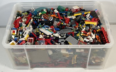 Lot 172 - LEGO: Unboxed 'brick n mix' assorted sizes and...
