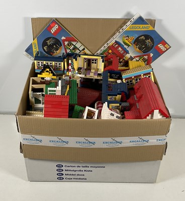 Lot 181 - LEGO: BUILDINGS - A large group of LEGO...