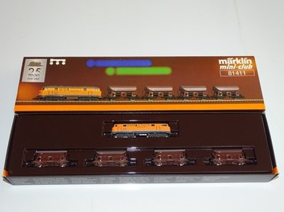 Lot 215 - Z GAUGE MODEL RAILWAYS: A MARKLIN 81411 hopper...