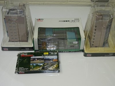 Lot 240 - N GAUGE MODEL RAILWAYS: A group of KATO ready...