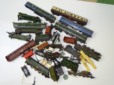 Lot 250 - TT GAUGE MODEL RAILWAYS: A mixed group of...