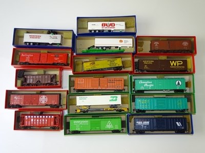 Lot 255 - HO GAUGE MODEL RAILWAYS: A group of American...