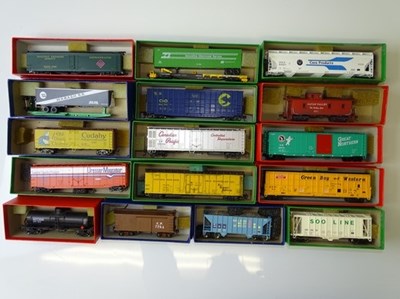 Lot 256 - HO GAUGE MODEL RAILWAYS: A group of American...