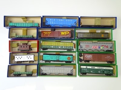 Lot 257 - HO GAUGE MODEL RAILWAYS: A group of American...