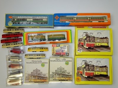 Lot 260 - HO GAUGE MODEL RAILWAYS: A tray of trams and...