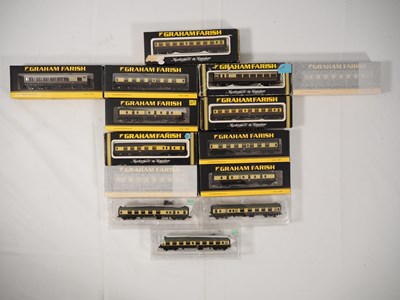 Lot 39 - GRAHAM FARISH - N gauge passenger coaches in...