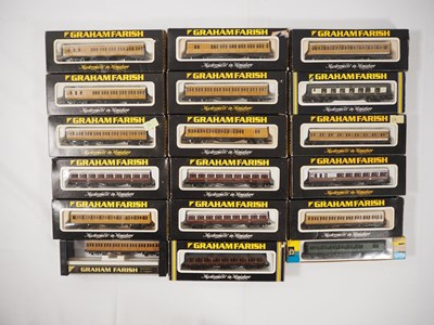 Lot 40 - GRAHAM FARISH - N gauge passenger coaches in...
