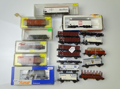 Lot 265 - HO GAUGE MODEL RAILWAYS: A quantity of boxed...