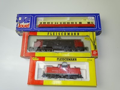 Lot 266 - HO GAUGE MODEL RAILWAYS: A group of European...