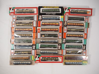 Lot 58 - N gauge passenger coaches by LIMA, MINITRIX...