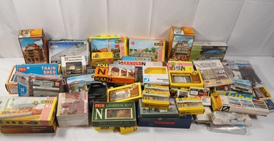 Lot 60 - Very large box of N gauge kits and accessories...