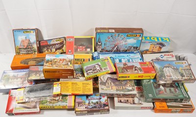 Lot 128 - A large removals box of HO gauge building kits...