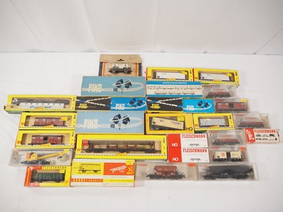 Lot 130 - Vintage HO gauge rolling stock by FLEISCHMANN,...