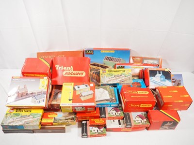 Lot 147 - A large removals box of OO gauge building kits...