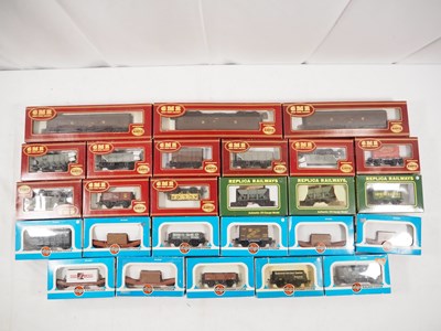 Lot 156 - AIRFIX / REPLICA RAILWAYS - OO gauge mixed...