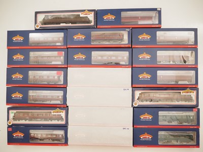 Lot 161 - BACHMANN - OO gauge passenger coaches in...