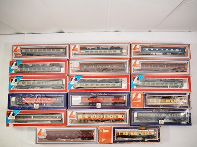 Lot 162 - LIMA - OO gauge passenger coaches in mixed...