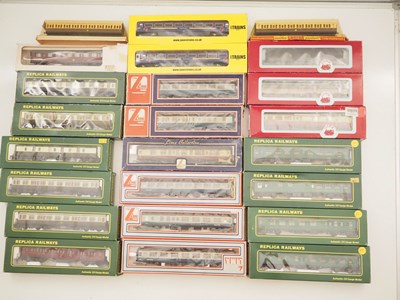Lot 163 - LIMA, REPLICA & others - OO gauge passenger...