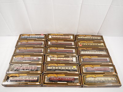 Lot 166 - MAINLINE - OO gauge passenger coaches and vans...