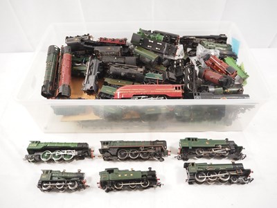 Lot 170 - A large crate of OO gauge unboxed steam...