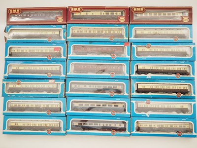 Lot 184 - AIRFIX - OO gauge passenger coaches and vans...