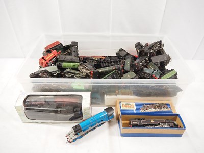 Lot 187 - A large crate of OO gauge unboxed steam...