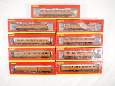Lot 203 - HORNBY - A rake of OO gauge LNER Gresley teak...