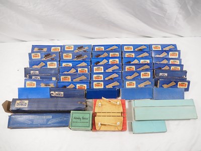 Lot 251 - HORNBY DUBLO - A quantity of boxed points,...