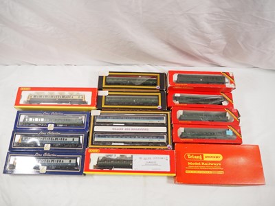 Lot 276 - A group of OO gauge diesel multiple units and...