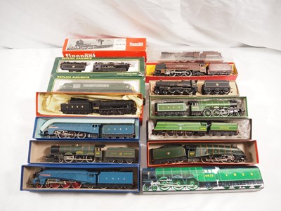 Lot 299 - Boxed and unboxed OO gauge steam and diesel...