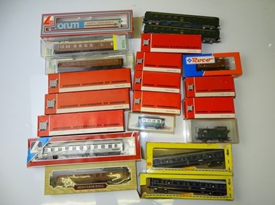 Lot 287 - HO GAUGE MODEL RAILWAYS: A large group of...