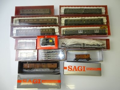 Lot 289 - HO GAUGE MODEL RAILWAYS: A quantity of Italian...