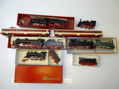 Lot 290 - HO GAUGE MODEL RAILWAYS: A large group of...