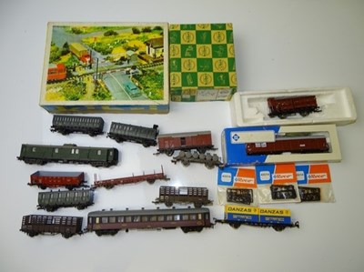 Lot 291 - HO GAUGE MODEL RAILWAYS: A quantity of unboxed...