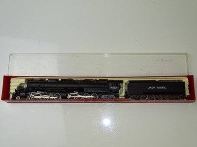 Lot 298 - HO GAUGE MODEL RAILWAYS: A RIVAROSSI American...