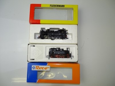 Lot 301 - HO GAUGE MODEL RAILWAYS: A pair of Italian...