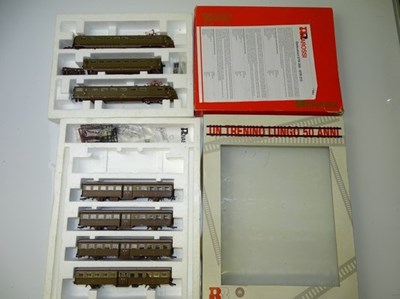 Lot 303 - HO GAUGE MODEL RAILWAYS: A RIVAROSSI 5302...