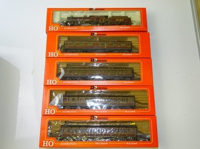 Lot 304 - HO GAUGE MODEL RAILWAYS: A group of RIVAROSSI...