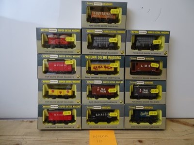 Lot 31 - OO GAUGE MODEL RAILWAYS: A group of boxed...