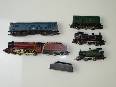 Lot 318 - OO GAUGE MODEL RAILWAYS: A group of unboxed...