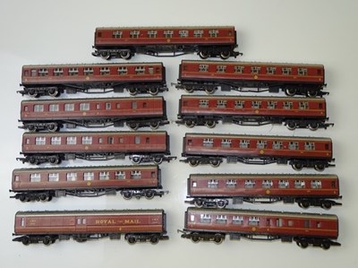 Lot 319 - OO GAUGE MODEL RAILWAYS: A group of unboxed...