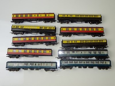 Lot 320 - OO GAUGE MODEL RAILWAYS: A group of various...