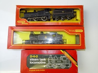 Lot 326 - OO GAUGE MODEL RAILWAYS: A group of HORNBY...