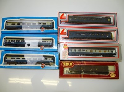 Lot 333 - OO GAUGE MODEL RAILWAYS: A group of mixed...