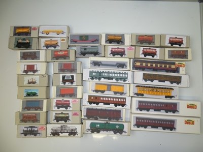 Lot 346 - OO GAUGE MODEL RAILWAYS: A large quantity of...